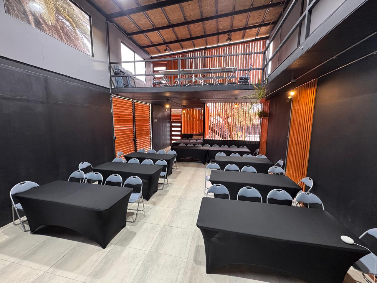 Salón Yakana montado con mesas de trabajo