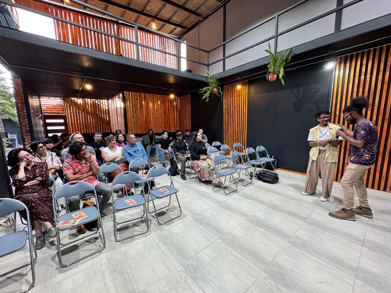 Charla con público en Salón Yakana